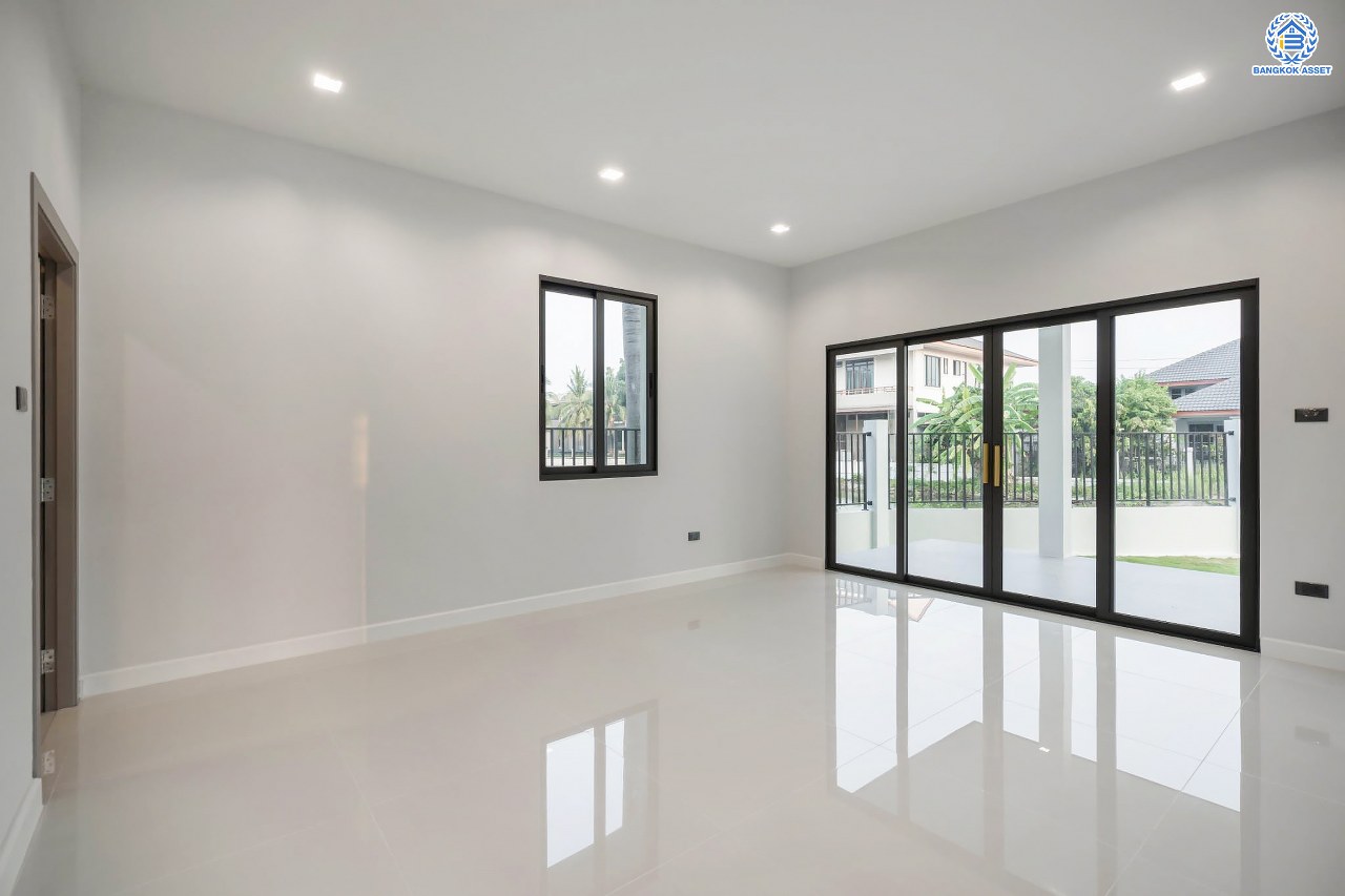 บ้านมือสองตกแต่งใหม่ โครงการ กฤษดานคร20 ปิ่นเกล้า-บรมราชชนนี บ้านหลังมุม ติดทะเลสาบ บนเนื้อที่กว้างมากถึง 238 ตร.ว. ตกแต่งด้วยวัสดุเกรดพรีเมี่ยม ฟังก์ชัน 5 ห้องนอน 6 ห้องน้ำ 1 ห้องอเนกประสงค์ 4 ที่จอดรถ พร้อมทั้งเปลี่ยนระบบไฟฟ้า สุขาภิบาล ทำเลศักยภาพ ติดถนนบรมราชชนนี ใกล้มหาวิทยาลัยมหิดล และเพียง 10 นาทีถึงเซ็นทรัล ปิ่นเกล้า